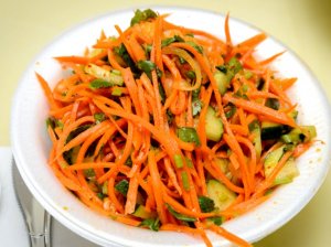 Aštrios agurkų ir morkų salotos