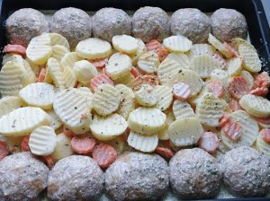 Sultingi mėsos kotletai orkaitėje su cukinija, bulvėmis ir morkomis
