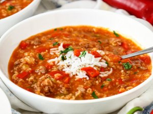 Soti pomidorų ir paprikų sriuba su mėsa