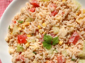 Greitos vištienos salotos su daržovėmis ir ryžiais (be majonezo)