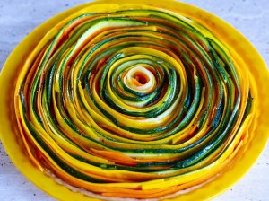 Spalvingas cukinijų ir morkų pyragas "Spiralė"