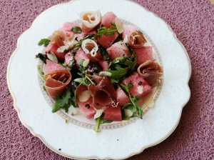Arbūzo salotos su kumpiu ir gražgarstėmis