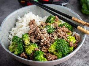 Greitas smulkintos mėsos troškinys su brokoliais keptuvėje