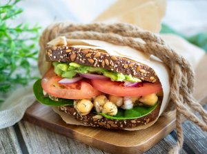 Maistingi avinžirnių sumuštiniai su avokadais (veganiški)
