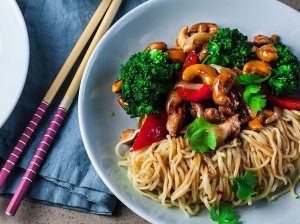 Azijietiška wok vištiena su brokoliais ir anakardžiais