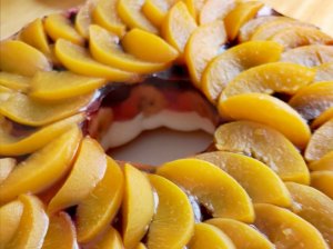 Želė pyragas su persikais