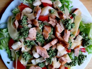 Gaivios salotos su lašiša ir daržovėmis