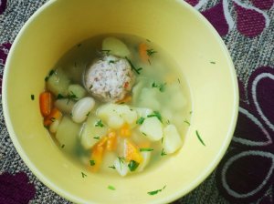 Pupelių sriuba su mėsos kukuliais