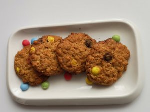 Avižiniai sausainiai su spalvotais saldainiukais