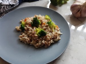 Kiaulienos troškinys su ryžiais ir brokoliais