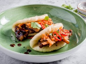 Azijietiškas Bao sumuštinis su mėsa ir daržovėmis