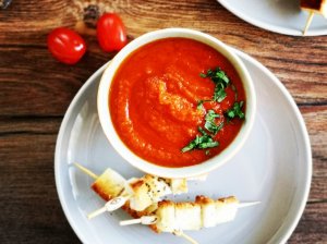 Trinta tiršta pomidorų sriuba