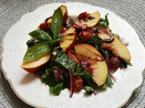 Špinatų salotos su nektarinais