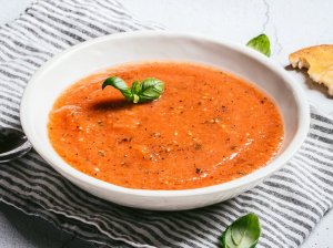 Šalta keptų daržovių sriuba