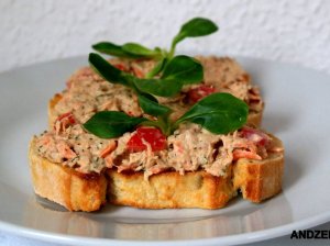 Greiti sumuštiniai su tunu ir pomidorais