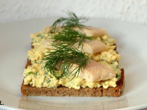 Greiti sumuštiniai su kiaušiniais ir rūkyta žuvimi