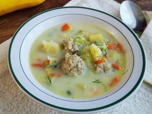 Daržovių sriuba su lydytu sūreliu ir mėsos kukuliais
