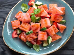 Gaivios arbūzų salotos su pomidorais ir agurkais
