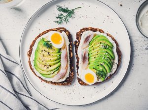 Pusryčių sumuštiniai su silke, avokadais ir kiaušiniu