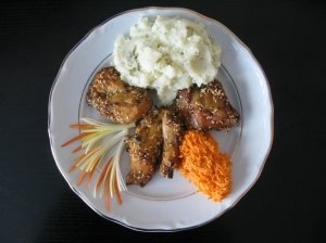 Vištienos kepsnys "Viščiukų maištas'' su bulvių koše ir morkų salotomis