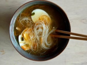 Azijietiška vištienos sriuba su makaronais