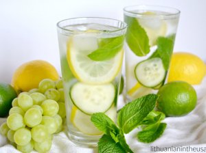 Gaivus gėrimas su mėta, citrina ir agurku