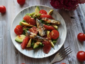 Salotos su sardinėmis, greipfrutu ir avokadu