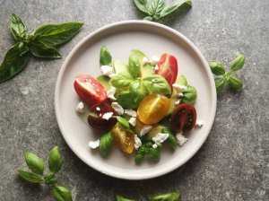 Salotos su pomidorais, avokadu ir fetos sūriu