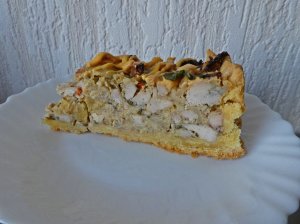 Smėlinis pyragas su vištiena, ananasais, kalafiorais ir sūriu