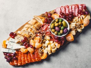 Užkandžių lenta su mėsa ir sūriu