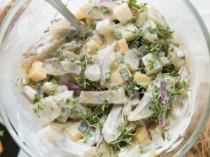 Šventinės silkės salotos su sūriu ir agurkėliais