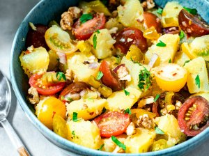Bulvių ir pomidorų salotos su medaus ir garstyčių padažu