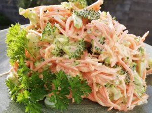 Greitos brokolio ir morkų salotos