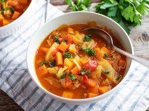 Šviežių kopūstų sriuba su daržovėmis