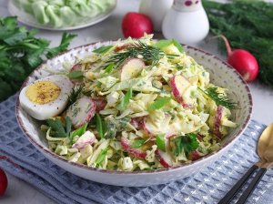 Kopūsto salotos su ridikėliais ir agurkais