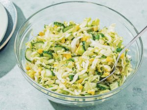 Kopūstų ir agurkų salotos