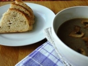 Trinta pievagrybių sriuba su kepta šonine arba maistas sielai