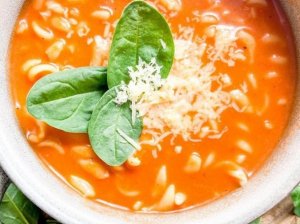 Aromatinga pomidorų sriuba su makaronais
