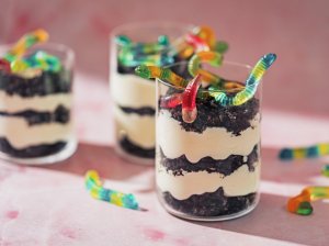 Sluoksniuotas pudingo ir sausainių desertas Helovinui ala „Dirt pudding”