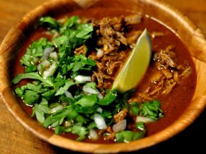 Meksikietiškas mėsos troškinys „Birria“ su daržovėmis