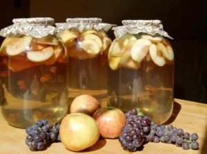 Obuolių kompotas su vynuogėmis ir kardamonu