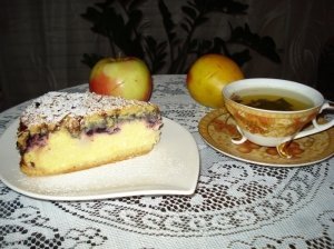 Varškės pyragas su mėlynių uogiene ir obuoliais