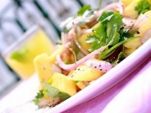 Vietnamo salotos su ananasais ir kalendra