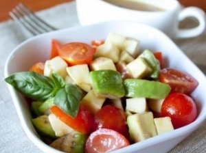 Avokadų salotos su pomidorais ir padažu