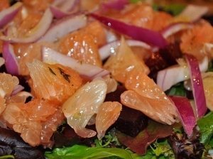 Salotų, burokėlio ir greifruto salotos