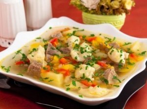 Daržovių sriuba su mėsos gabaliukais