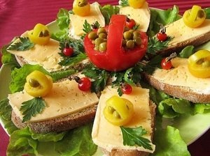 Kvietinės duonos sumuštiniai su sūriu