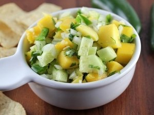 Skanutėlės mango salotos