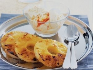 Ananasų ir kokosų ledai su karamelizuotais čili pipirais