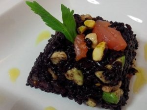 Lašišos tartas su avokadais ir laimu patiekiamas su juodaisiais ryžiais